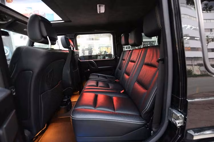 Hệ thống an toàn cho xe bao gồm; chống bó cứng phanh ABS, cân bằng điện tử ESP, an toàn chủ động Pre-Safe. Sáu túi khí. Phanh hỗ trợ khởi động trên dốc. Gương chiếu hậu tự động chống chói, gạt mưa tự động.