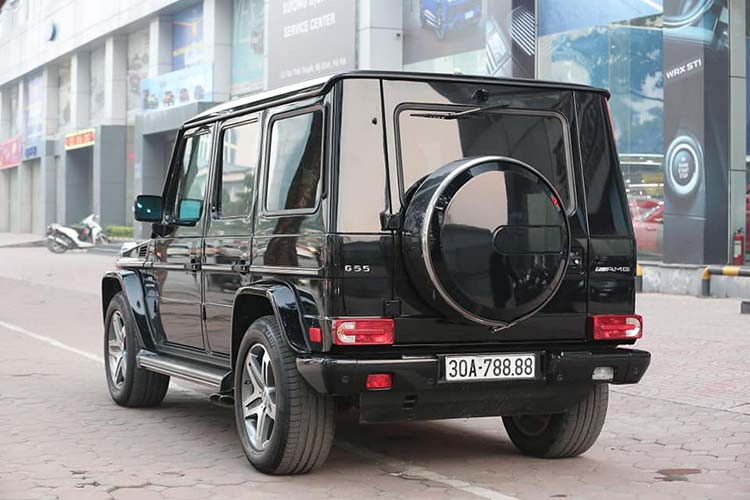 Mercedes G-Class là dòng xe SUV duy nhất của Mercedes-Benz khác biệt các hãng xe khác, khi giữ nguyên được dáng vẻ “thô kệch” gần như nguyên bản. Đây là dòng xe được phát triển kể từ năm 1979 dành cho quân đội và cho tới nay, thiết kế hầu như được giữ nguyên như ban đầu. Mọi cải tiền chỉ nằm bên trong nội thất hoặc động cơ.