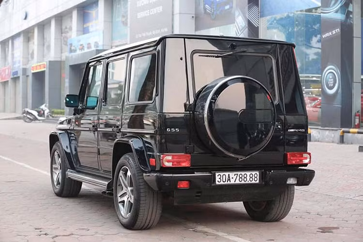 Mercedes G-Class là dòng xe SUV duy nhất của Mercedes-Benz khác biệt các hãng xe khác, khi giữ nguyên được dáng vẻ “thô kệch” gần như nguyên bản. Đây là dòng xe được phát triển kể từ năm 1979 dành cho quân đội và cho tới nay, thiết kế hầu như được giữ nguyên như ban đầu. Mọi cải tiền chỉ nằm bên trong nội thất hoặc động cơ.