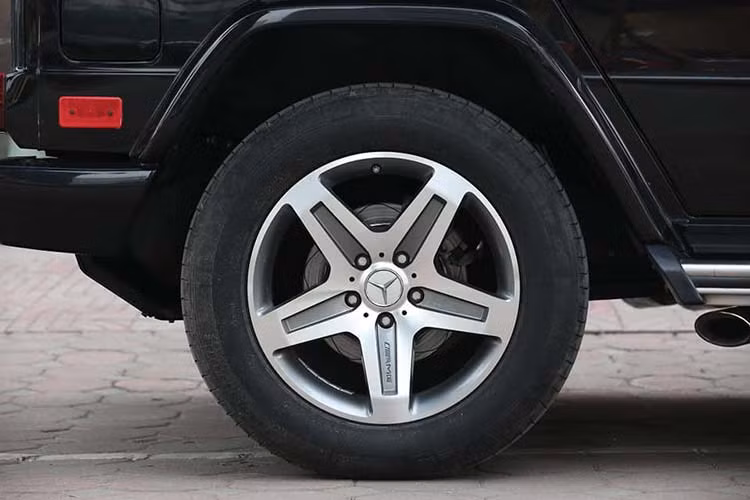 Biển số "tứ quý" 8 là một trong những loại biển được các doanh nhân Việt cực kỳ ưa chuộng vì mang hàm ý mãi phát tài. Đã có khá nhiều siêu xe, xe siêu sang và cả SUV hạng sang tại Việt Nam mang biển toàn 8 này.