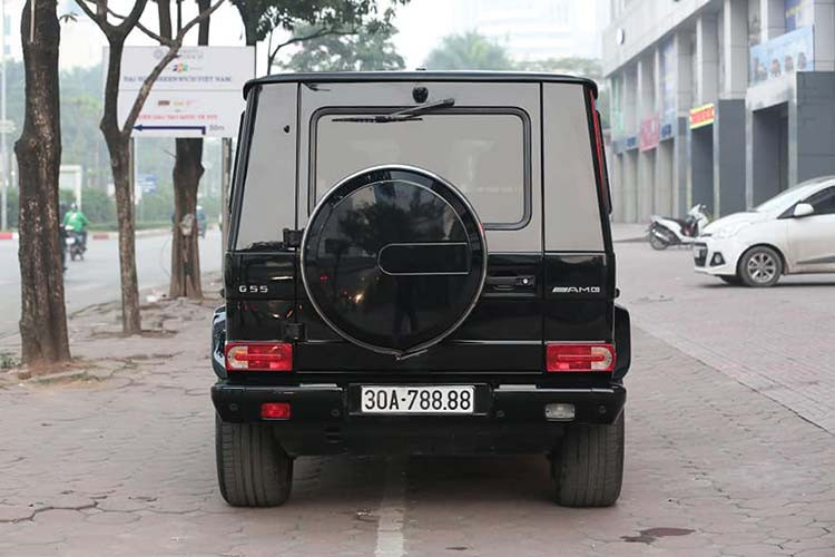 Hiện không rõ giá xe Mercedes-Benz G55 AMG đời 2011 trong bài viết này sau khi về tay ông chủ công ty mua bán siêu xe ở TP HCM đã bỏ ra là bao nhiêu, nhưng nó từng được chào bán hơn 4 tỷ đồng tại Hà Nội. Theo giới mê xe đánh giá, chính chiếc biển số "tứ quý" 8 đã giúp cho việc mua bán chiếc Mercedes-Benz G55 AMG đời 2011 này nhanh gọn hơn.