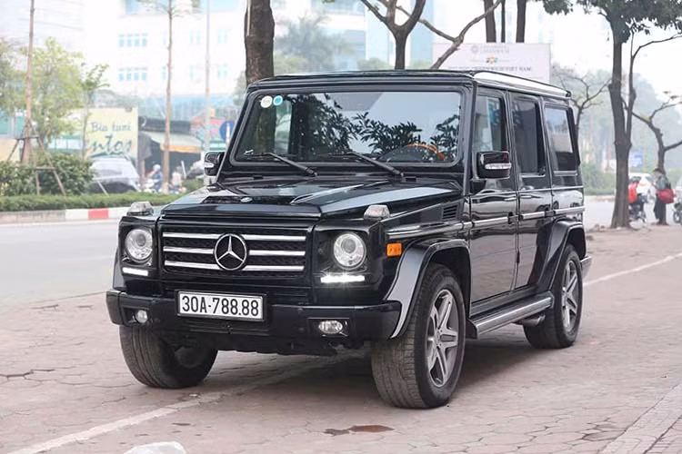 Số lượng SUV hạng sang Mercedes-Benz G-Class tại Việt Nam không hề ít nếu tính cả những phiên bản mới nhất. Tuy nhiên, nếu chỉ tính riêng phiên bản của mẫu xe Mercedes-Benz G55 AMG thì con số này lại trở nên vô cùng ít ỏi, vì phần lớn những chiếc G-Class tại Việt Nam hiện nay đều là phiên bản G63 AMG - bản thay thế của G55 AMG.