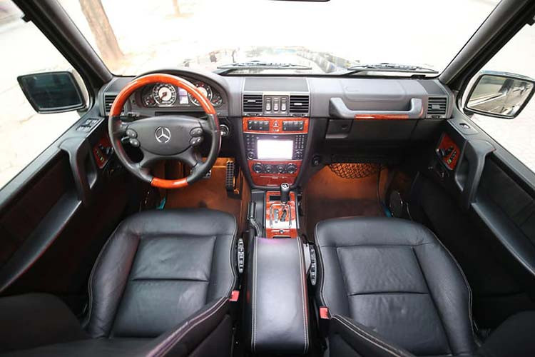 SUV hạng sang Mercedes-Benz G55 AMG sử dụng khối động cơ V8, tăng áp, dung tích 5,5 lít, sản sinh công suất tối đa 500 mã lực tại 6.100 vòng/phút và mô-men xoắn cực đại 670 Nm tại vòng tua 2.650 vòng/phút. Sức mạnh được truyền tới bánh thông qua hộp số tự động 5 cấp, giúp xe có thể tăng tốc từ vị trí xuất phát lên 100 km/h chỉ trong thời gian 5,4 giây. Vận tốc tối đa của xe là 208 km/h.