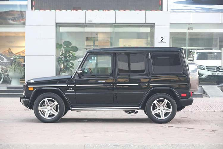 Mới đây, một thương vụ mua bán chiếc Mercedes-Benz G55 AMG đời 2011 tại Hà Nội đã gây sự chú ý lớn trong giới mê xe. Thông tin ban đầu cho hay, một người chuyên mua bán xe sang tại Hà Nội đã thu về chiếc SUV hạng sang G55 AMG này từ một doanh nhân kín tiếng. Đáng chú ý, chủ cũ chỉ mua về trưng bày là chính nên trong 9 năm qua xe chỉ mới lăn bánh hơn 40.000 km.