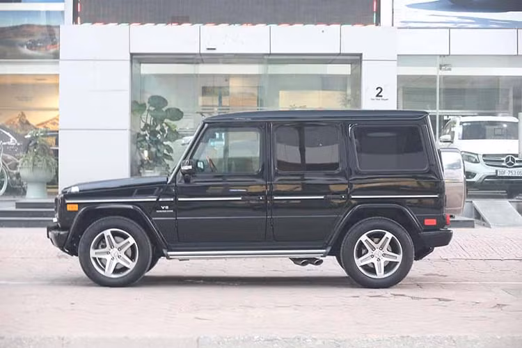 Mới đây, một thương vụ mua bán chiếc Mercedes-Benz G55 AMG đời 2011 tại Hà Nội đã gây sự chú ý lớn trong giới mê xe. Thông tin ban đầu cho hay, một người chuyên mua bán xe sang tại Hà Nội đã thu về chiếc SUV hạng sang G55 AMG này từ một doanh nhân kín tiếng. Đáng chú ý, chủ cũ chỉ mua về trưng bày là chính nên trong 9 năm qua xe chỉ mới lăn bánh hơn 40.000 km.