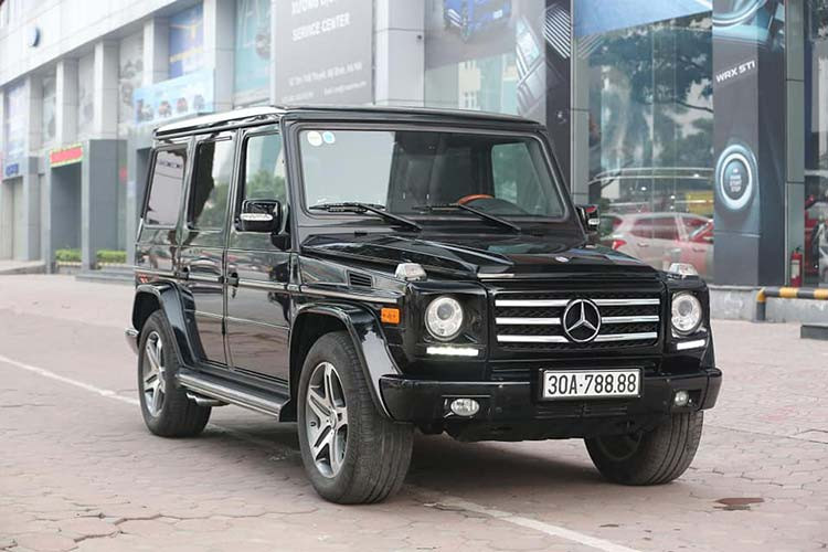 Mẫu xe SUV hạng sang G55 AMG khá được ưa chuộng trên thế giới bởi thiết kế hầm hố và nam tính. Thay vì sử dụng những đường cong mềm mại, G55 AMG mang đến sự góc cạnh, sắc xảo và cá tính. Khi ra mắt tại Việt Nam vào năm 2011, giá xe Mercedes-Benz G55 AMG chính hãng lên tới 330.000 USD (khoảng hơn 7,6 tỷ đồng).