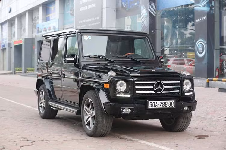 Mẫu xe SUV hạng sang G55 AMG khá được ưa chuộng trên thế giới bởi thiết kế hầm hố và nam tính. Thay vì sử dụng những đường cong mềm mại, G55 AMG mang đến sự góc cạnh, sắc xảo và cá tính. Khi ra mắt tại Việt Nam vào năm 2011, giá xe Mercedes-Benz G55 AMG chính hãng lên tới 330.000 USD (khoảng hơn 7,6 tỷ đồng).