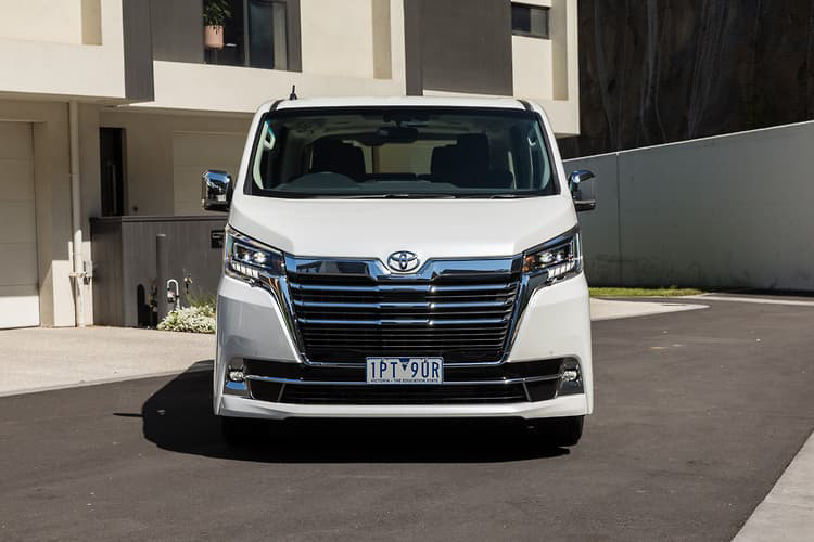 Về thiết kế, Toyota Granvia thế hệ hoàn toàn mới không sở hữu diện mạo cầu kỳ như "đàn anh" Alphard mà nó mang hiết kế đơn giản hơn, phần đầu xe nổi bật với cụm lưới tản nhiệt cỡ lớn nối liền cụm đèn pha dạng led bằng một thanh mạ chrome sáng bóng. 