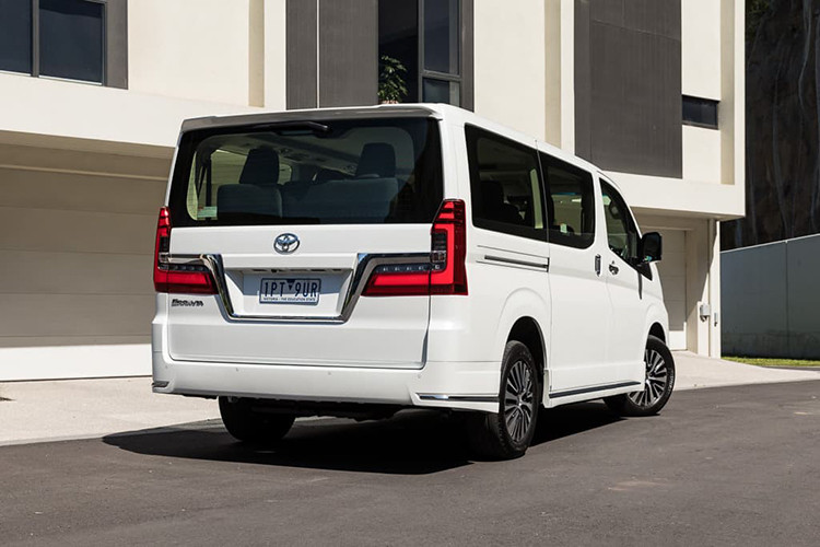 Các trang bị an toàn giúp Toyota Granvia 2020 đạt chứng nhận an toàn 5 sao ASEAN NCAP bao gồm phanh chống bó cứng ABS, hỗ trợ lực phanh khẩn cấp BA, phân bổ lực phanh điện tử EBD, cân bằng điện tử VSC, kiểm soát lực kéo TRC, hỗ trợ khởi hành ngang dốc HAC, cảnh báo điểm mù, camera lùi,…