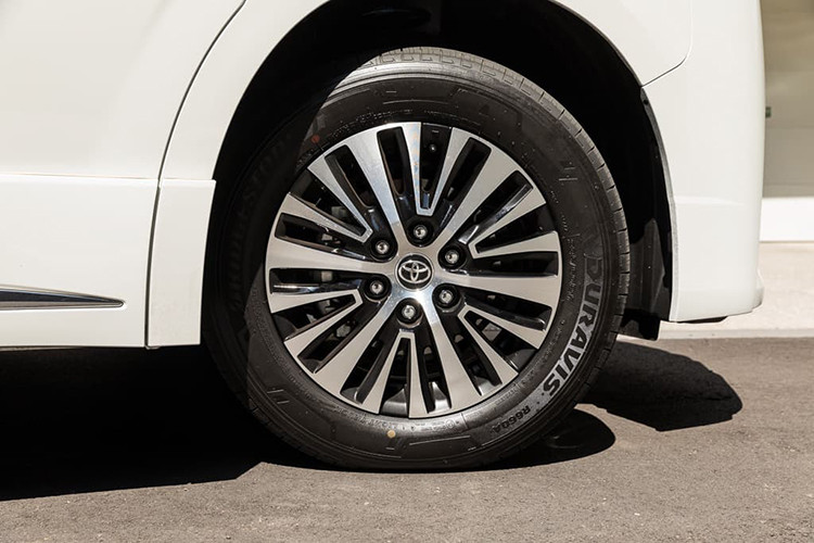 Tổng thể chiếc MPV Granvia mới của Toyota thêm sang trọng và năng động hơn với bộ mâm hợp kim đa chấu. Không giống người anh em Hiace sử dụng hệ thống treo sau dạng lá nhíp (lò xo lá), Granvia được trang bị hệ thống treo sau đa liên kết nhằm tăng sự thoải mái và êm ái hơn.