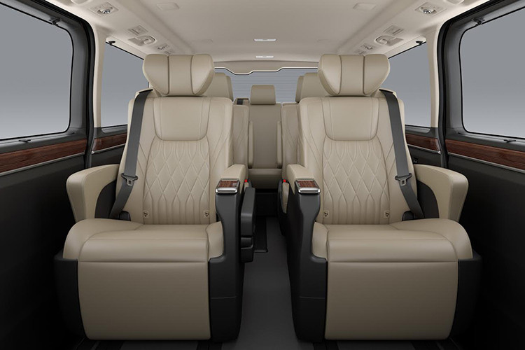 Do được nhập khẩu nguyên chiếc từ Nhật Bản, Toyota Granvia 2020 được trang bị động cơ dầu, 4 xi-lanh, dung tích 2.8L kết hợp với hộp số tự động 6 cấp cho công suất tối đa 174 mã lực tại tua máy 3.400 vòng/phút cùng mô men xoắn cực đại đạt 450 Nm tại 1600 - 2400 vòng/phút.