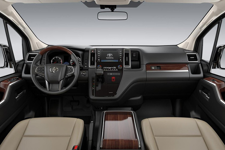 Nhắm đến phân khúc MPV hạng sang, nội thất của Toyota Granvia 2020 được thiết kế nhắm đến phong cách hiện đại, cao cấp với logo 3 chấu cỡ lớn, ghế bọc da cùng các chi tiết ốp gỗ sáng bóng. Tương tự như Toyota Alphard, cần số của Toyota Granvia 2020 cũng được đặt cao gần về phía táp-lô.