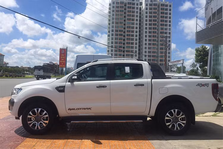 Ford Ranger là dòng xe bán tải có doanh số bán chạy nhất tại Việt Nam, đồng thời cũng thường xuyên nằm top những mẫu xe đắt hàng nhất thị trường, cao nhất trong số các mẫu xe Ford đang bán tại Việt Nam - bỏ xa các đối thủ còn lại như Chevrolet Colorado, Nissan Navara, Mitsubishi Triton, Toyota Hilux, Isuzu D-Max, Mazda BT-50.