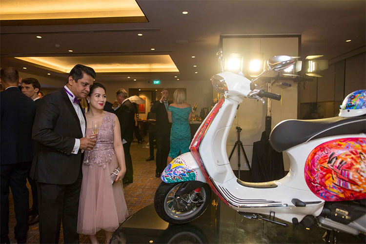 Theo hoạ sĩ Lê Kinh Tài, bức tranh trên chiếc xe Vespa Sprint độc đáo này được vẽ bằng một giải cấu trúc các hình thái chuyển động có được từ không gian, thời gian, nhưng không bằng thời gian vận động cơ học mà bằng những cảm nhận trực quan để lý giải các bước chuyển hóa từ “sự có mặt đến sự trưởng thành”.