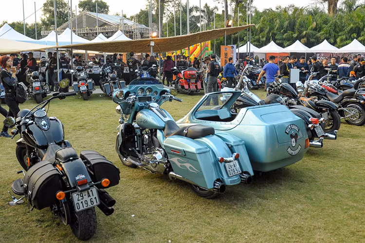 Đặc biệt tại ngày hội này, người tham gia còn được chiêm ngưỡng một số mẫu xe đặc biệt như chiếc Harley-Davidson độ bobber hàng hiếm, Harley-Davidson Flathead 1936, BMW R100 độ café racer, Harley-Davidson Softail Custom độ bình xăng sơn mài, lốp căm cỡ lớn…