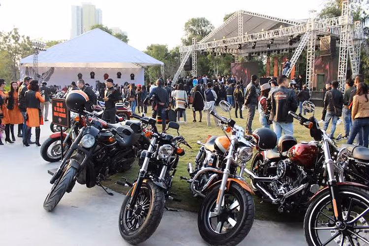 Tâm điểm của chương trình sẽ bắt đầu từ 18 giờ với màn trình diễn đặc biệt kết hợp âm thanh của những xế nổ Harley-Davidson do CLB H.O.G Chapter Hà Nội thực hiện, được remix khéo léo tạo thành một bản hòa tấu độc đáo, tạo nên không khí sôi nổi, mạnh mẽ.