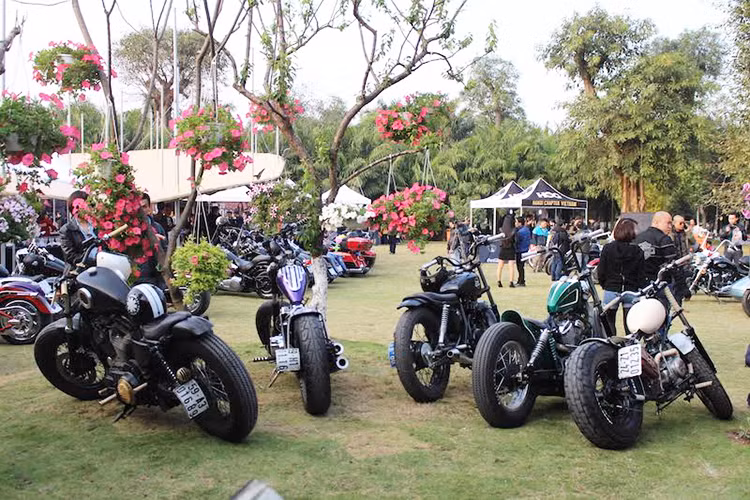 Không chỉ trưng bày xe, ngày hội Day of H.O.G. cũng có những cuộc thi thú vị liên quan đến thú chơi PKL. Gồm cuộc thi độ xe, so kè những sản phẩm độ độc đáo nhất của các biker miền Bắc; cuộc thi chạy sa hình dành cho những tay lái sở hữu kỹ năng lái xe an toàn...