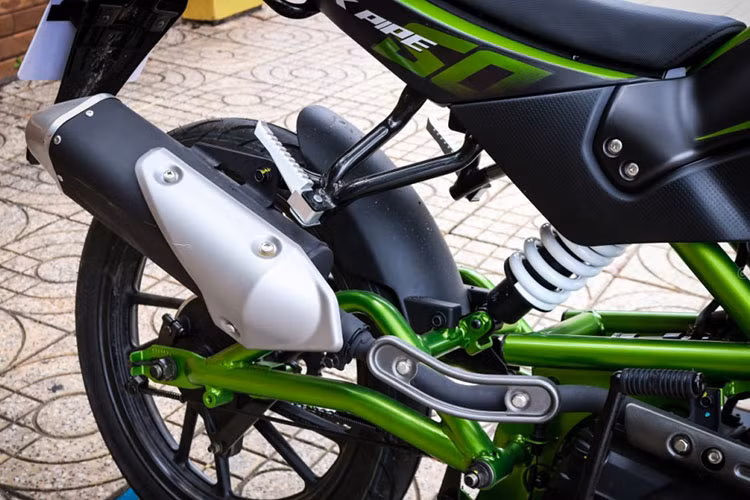 K-Pipe 50 cũng được trang bị phuộc Monoshock thể thao phía sau. Gắp sau của xe là kết cấu ống thép cùng nhiều chi tiết thiết kế gọn, đơn giản. Hệ thống ống xả thiết kế cao sát dè sau mang phong cách xe môtô phân khối lớn, không sợ lội trong mùa nước ngập.