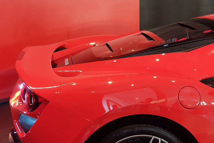 Nếu phần nắp capô của Ferrari 458 Italia trơn tru hơn, Ferrari 488 GTB có thêm hai khe gió nhỏ, ngoài ra hãng siêu xe Ý đặt một hốc gió khổng lồ vừa giải nhiệt cho xe cũng như tăng tính khí động học. Hốc gió này được ốp carbon. Nắp khoang động cơ của siêu xe Ferrari F8 Tributo được làm từ kính Lexan và có các cửa gió để giúp xe tản nhiệt tốt hơn.