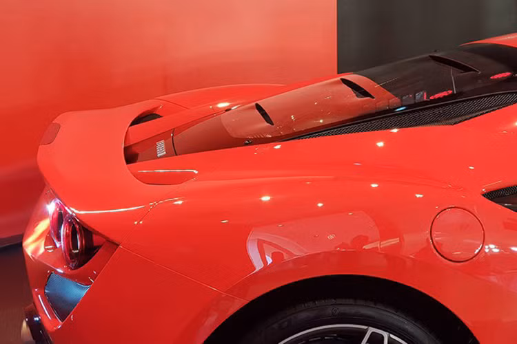 Nếu phần nắp capô của Ferrari 458 Italia trơn tru hơn, Ferrari 488 GTB có thêm hai khe gió nhỏ, ngoài ra hãng siêu xe Ý đặt một hốc gió khổng lồ vừa giải nhiệt cho xe cũng như tăng tính khí động học. Hốc gió này được ốp carbon. Nắp khoang động cơ của siêu xe Ferrari F8 Tributo được làm từ kính Lexan và có các cửa gió để giúp xe tản nhiệt tốt hơn.