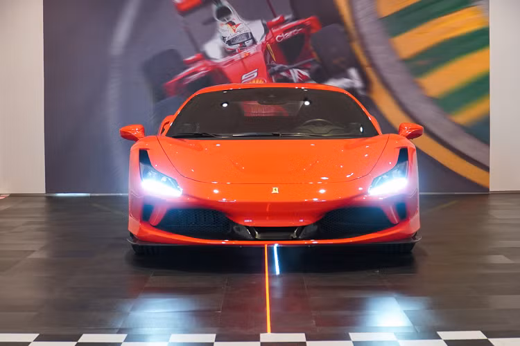 Hãng siêu xe Ý tuyên bố rằng Ferrari F8 Tributo hoàn toàn mới có khả năng tăng tốc từ vị trí xuất phát lên 100 km/h chỉ trong thời gian 2,9 giây, thêm 4,9 giây, siêu xe Ferrari F8 Tributo sẽ đạt tốc độ 200 km/h. Siêu xe Ferrari F8 Tributo có thể chạm ngưỡng tốc độ tối đa lên đến 340 km/h, cao hơn 10 km/h so với Ferrari 488 GTB.