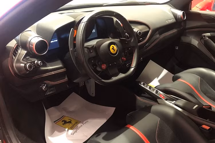 Thay đổi của siêu xe Ferrari F8 Tributo so với 488 GTB đến từ mặt cửa, cụm điều khiển trung tâm cũng như thiết kế vô lăng đa chức năng mới hay trước mặt ghế phụ của siêu xe Ferrari F8 Tributo có thêm màn hình cảm ứng 7 inch và giao diện người dùng Human Machine Interface (HMI).