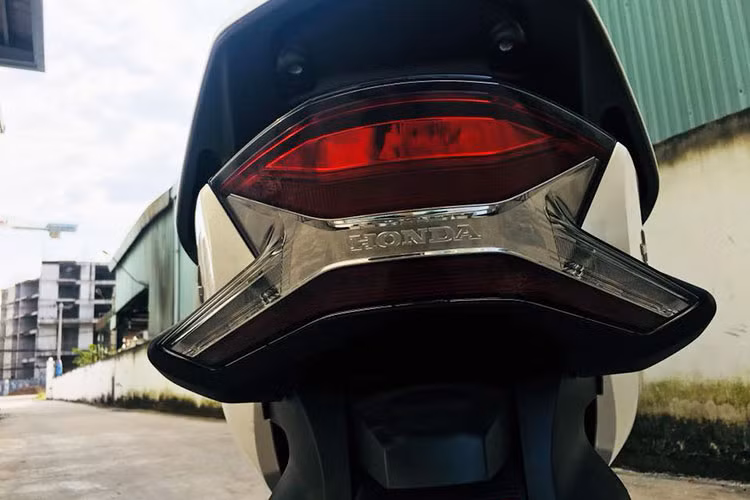 Bên cạnh đó, ống phuộc sau cũng được đặt lại ở phía sau thân xe. Thiết kế phía sau vẫn duy trì sự thanh mảnh và tinh tế, tuy nhiên cụm đèn sau được thiết kế hai tầng có kích thước lớn hơn, tạo hình chữ X cách điệu, cho hình dạng phát sáng độc đáo mà vẫn giữ được nét sắc sảo riêng.