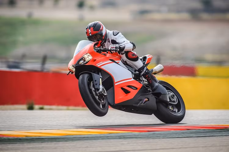 Sinh ra dành cho những khách hàng đam mê tốc độ, và để cạnh tranh trực tiếp với BMW HP4 2017 hay Kawasaki Ninja H2R. Không để người hâm mộ chờ lâu hơn nữa, Ducati 1299 Superleggera 2017 sẽ được bày bán trên thị trường vào tháng 5 với số lượng giới hạn chỉ 500 chiếc, đi kèm giá bán khoảng 80.000 USD.