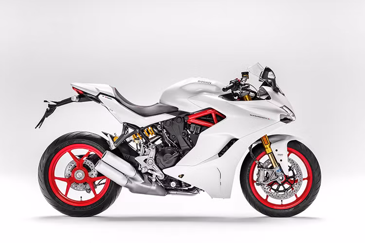 Nhà Ducati đã bổ sung vào danh sách các dòng xe của mình chiếc SuperSport 2017 với khối động cơ 937cc. Đây là một chiếc xe mang hình hài sport-touring với kiểu dáng giống với Panigale nhưng có tay lái cao hơn và vị trí để chân dễ chịu hơn so với các mẫu xe khác.