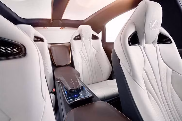 Nút khởi động hệ thống được thiết kế mới lạ, nhỏ gọn và kết nối với dải ánh sáng phía trong xe theo chế độ lái. Công nghệ làm tăng sự sang trọng của mẫu xe LF-1 thông qua việc bổ sung nhiều tính năng dành cho người lái. Đầu tiên phải kể đến chế độ Chauffeur (Tự động) trong mẫu xe LF-1, đây là chế độ cho phép vận hành không phải dùng tay nhờ vào hệ thống kết nối vô lăng, phanh, gia tốc, đèn và tín hiệu khác.