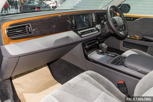 Dù vẫn có tùy chọn bọc nội thất da, tuy nhiên điểm đặc biệt của Century là những ghế ngồi bọc loại len cực mềm, êm ái, và quan trọng hơn nó tạo nên sự ấm áp hơn trong điều kiện thời tiết lạnh giá như ở Nhật Bản.