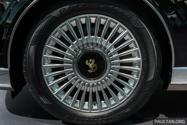 Về kích thước, Century lớn hơn thế hệ trước về mọi mặt với thông số kích thước chiều dài 5.335mm, rộng 1.930mm, cao 1.505mm và trục cơ sở dài 3.090mm, Century lớn hơn thế hệ trước về mọi mặt, thậm chí còn lớn hơn Mercedes-Benz S-Class. Khác với những mẫu xe siêu sang khác, xe sở hữu bộ mâm dạng nan xuyên suốt từ trước đến nay. 