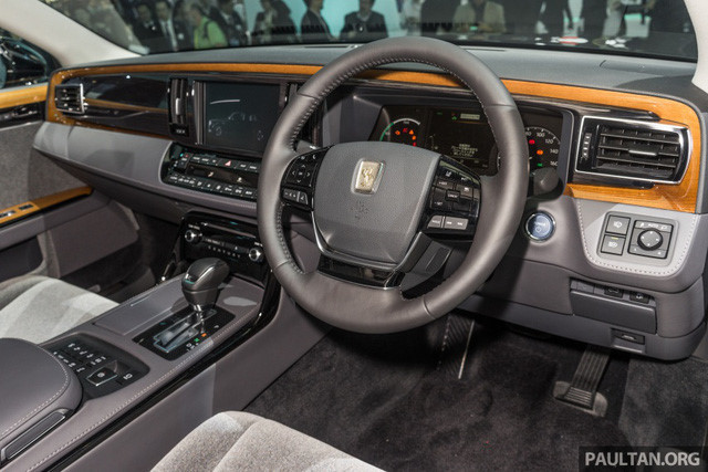 Khác với các dòng xe limousine xa hoa trên Thế giới hiện nay, nội thất của Century thế hệ mới không gây "choáng ngợp" bởi sự xa hoa tột bậc và các công nghệ hiện đại mà thay vào đó, cabin xe gợi lên nét sang trọng cổ điển đậm chất Nhật Bản bởi lối thiết kế truyền thống nhưng thực dụng.