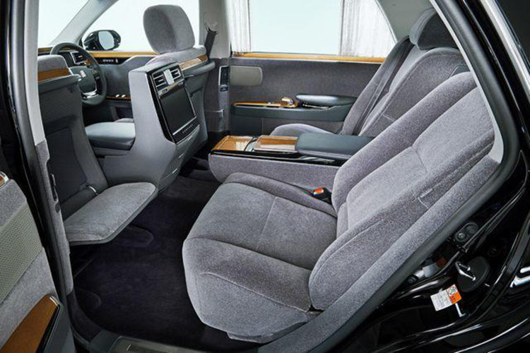 Hàng ghế sau được thiết kế dạng thương gia, được chăm sóc đặc biệt với tính năng massage, bàn gác chân điều chỉnh điện nằm đằng sau mỗi ghế trước cùng nhiều tính năng đặc biệt khác, có thể được điều chỉnh qua một màn hình cảm ứng giấu dưới bệ tì tay. Century thế hệ mới cũng được trang bị một màn hình lớn nằm giữa bệ trung tâm của 2 ghế trước, phía trên là khe gió điều hòa.