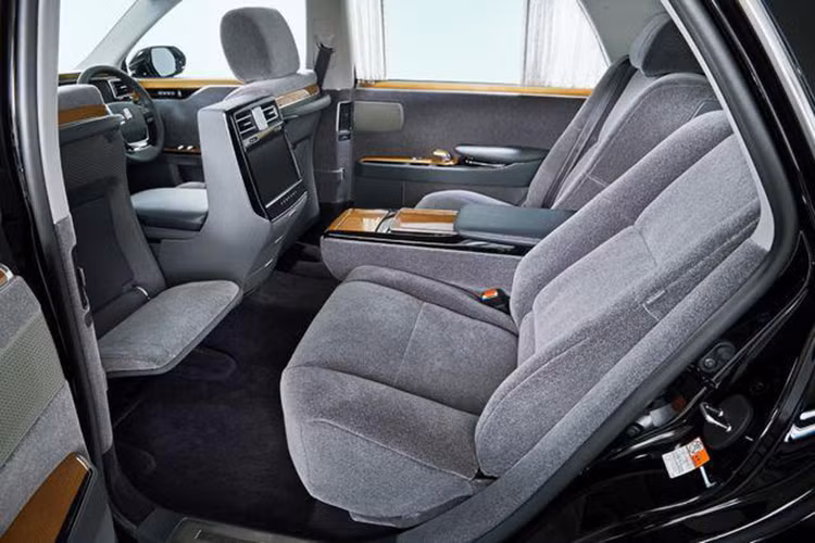 Hàng ghế sau được thiết kế dạng thương gia, được chăm sóc đặc biệt với tính năng massage, bàn gác chân điều chỉnh điện nằm đằng sau mỗi ghế trước cùng nhiều tính năng đặc biệt khác, có thể được điều chỉnh qua một màn hình cảm ứng giấu dưới bệ tì tay. Century thế hệ mới cũng được trang bị một màn hình lớn nằm giữa bệ trung tâm của 2 ghế trước, phía trên là khe gió điều hòa.