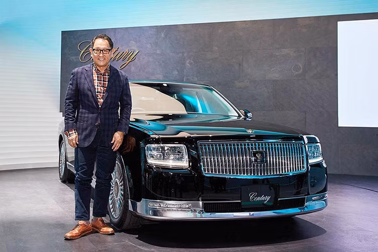 Toyota Century là dòng xe cao cấp nhất trong lịch sử Toyota, nó là mẫu xe "tiêu chuẩn" đại diện cho sự sang trọng và nét văn hóa truyền thống của Nhật Bản. Xe siêu sang Toyota Century với thiết kế đậm chất Rolls-Royce đã được bán tại thị trường Nhật Bản. Mẫu xe này thay thế phiên bản sedan cỡ lớn từng tồn tại suốt 21 năm qua.