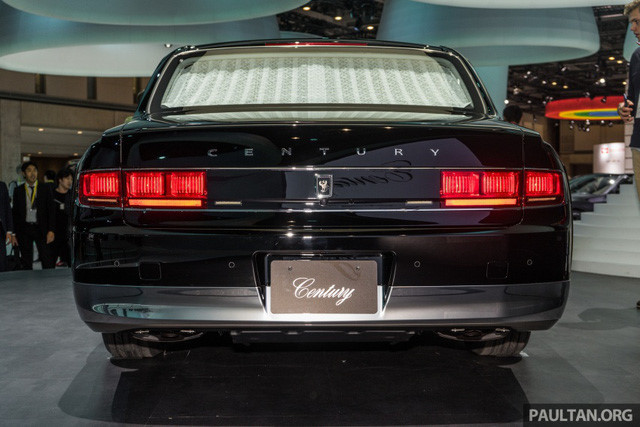 Cũng như các thế hệ trước, mẫu xe hạng sang Century sẽ sử dụng biểu trưng Phượng hoàng - "linh vật" của Hoàng gia Nhật Bản và không có bất kỳ logo Toyota nào ở ngoại thất. Nhìn chung, thiết kế vuông vức của mẫu xe siêu sang nội địa Toyota Century có thể ví von là "Rolls-Royce của Nhật Bản", vốn chỉ được sản xuất với số lượng giới hạn.