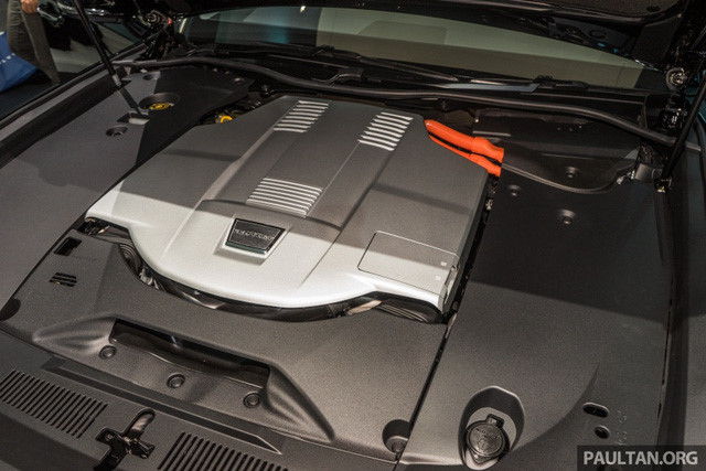 Dù có kiểu dáng cổ điển nhưng Toyota Century thế hệ mới lại được trang bị những công nghệ mới nhất của hãng Toyota. Một số trang bị đã được biết tới trên chiếc xe gồm đèn pha tự đổi góc lái, hệ thống treo hướng tối đa với độ êm ái, lốp đặc biệt, hệ thống kiểm soát tiếng ồn chủ động, gói các công nghệ an toàn chủ động và hỗ trợ người lái Toyota Safety Sense P...