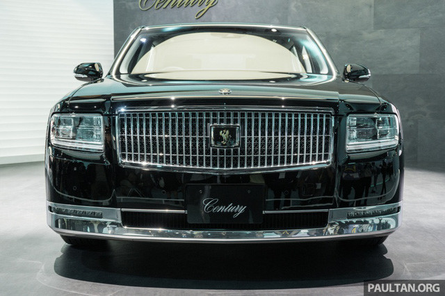 Đến với thế hệ mới, Toyota Century được thiết kế lại hoàn toàn từ trong ra ngoài để có thể chính thức tiến vào kỷ nguyên công nghệ mới tuy nhiên vẫn giữ được những nét cổ điển đặc trưng của thế hệ trước. Cụ thể phần đầu xe, các chi tiết như lưới tản nhiệt đặt gần như thẳng đứng, các đèn pha projector dạng LED vuông vắn tích hợp dải đèn LED định vị ban ngày và đèn hậu hình 3D chữ nhật kéo dài, chia làm 3 ô.