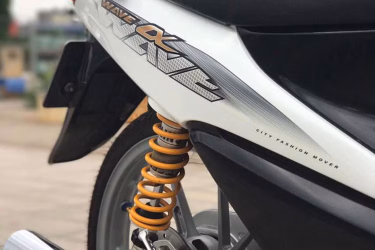 Cặp phuộc sau được thay thế bằng phuộc Ohlins danh tiếng, trang bị bình dầu sau độ mới. Để chân được trang bị dạng gẫy, cần số dạng gảy...