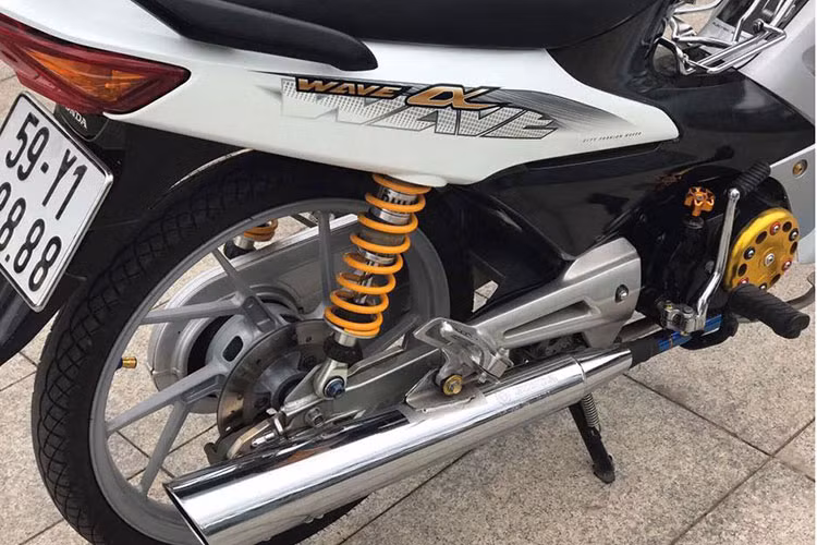 Dàn chân đã được thay thế bằng mâm Raider thể thao với nâng cấp cụm phanh đĩa trước sau thay cho phanh cơ nguyên bản từ heo xe Honda SH.