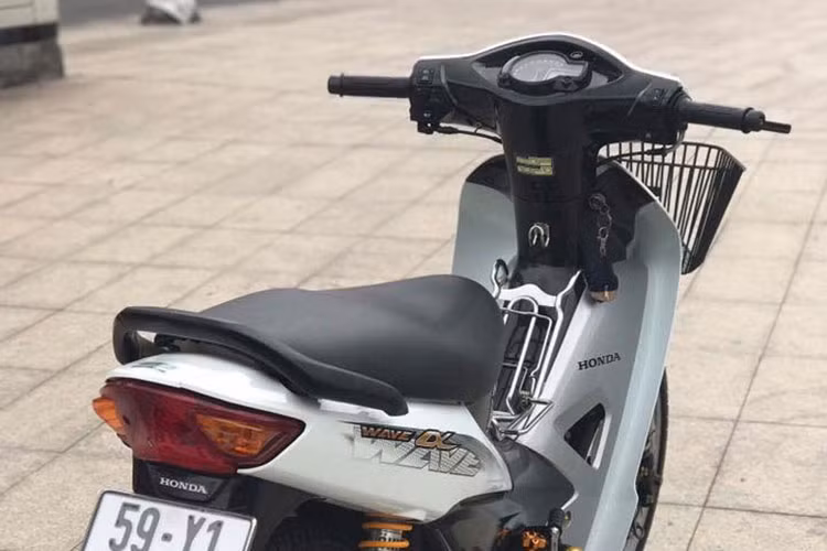 Cụm đồng hồ đã được thay bằng đồng hồ độ mang phong cách thể thao và hiện đại. yên xe, tay cầm, cụm đèn hậu... được người chơi giữ nguyên.