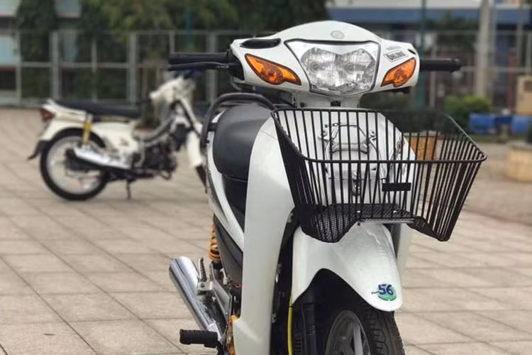 Ấn tượng đầu tiên ở dàn đầu xe là cụm đèn pha được làm mới cho ánh sáng tốt hơn, xi nhan đã được thay thế bằng màu cam cho nổi bật hơn, trang bị phía trước xe là giỏ xe mới tăng thêm sự cá tính. Trang bị cho dàn tay phanh là bộ cùm tay thắng đĩa hàng hiệu của Racing Boy.