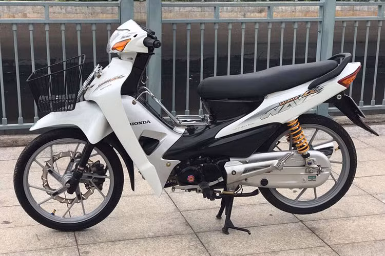 Tại thị trường Việt Nam, Honda Wave Alpha được xem là dòng xe số phổ thông bán chạy nhất của Honda Việt Nam. Hiện phiên bản 100cc của dòng xe này đã bị khai tử, thay thé cho nó là phiên bản Wave Alpha 110cc có giá bán khoảng 18 triệu đồng tại thị trường xe máy Việt.