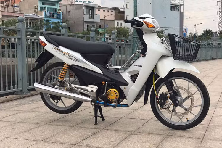 Chiếc xe máy số phổ thông Honda Wave Alpha của một người chơi tại TP HCM đã có màn lột xác đầy ngoạn mục và đầy ấn tượng với hàng loạt đồ chơi không nhiều những cũng đầy ấn tượng, mang một phong cách đơn giản nhưng... "chất".