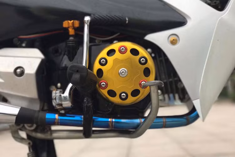 Ốp lốc máy CNC đồ chơi nổi bật và sắc sảo, cổ pô Titan độ nổi bật. Wave Alpha sử dụng động cơ 4 thì, dung tích 97cc, công suất 6,8 mã lực tại 8.000 vòng/phút và mô-men xoắn 7 Nm tại 5.500 vòng/phút. Tuy nhiên trên mẫu xe này, nó đã được độ lại một số chi tiết máy nên chắc chắn sẽ mạng mẽ hơn so với nguyên bản.