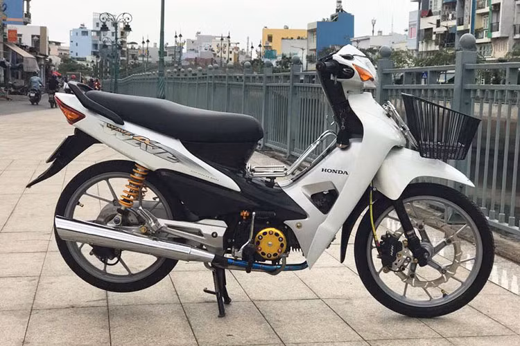 Ngoài việc giữ nguyên "dàn áo" màu trắng, chiếc xe còn được người chơi độ thêm một số chi tiết góp phần làm nên sự tinh tế và đẳng cấp cho chiếc xe với kiểu dáng thể thao và cá tính hơn, đặc biệt là... "không đụng hàng" so với nhiều chiếc Honda Wave Alpha đang lăn bánh khác. 