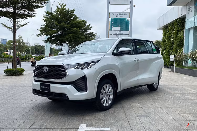 Toyota Innova Cross vua ra mat Viet Nam da “doi gia” toi 50 trieu dong