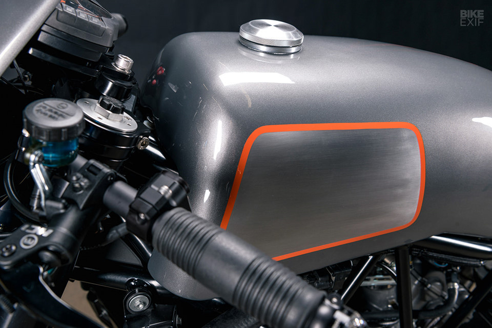 Tay lái cũ thay bằng loại clip on của Vortex, với côngtơmét nguyên bản gắn trên bộ pát mới. Mẫu độ dùng đèn pha full LED M7 DOT của Denali Electronics. Phía đuôi là bộ đèn LED xi nhan bố trí cạnh lon pô.