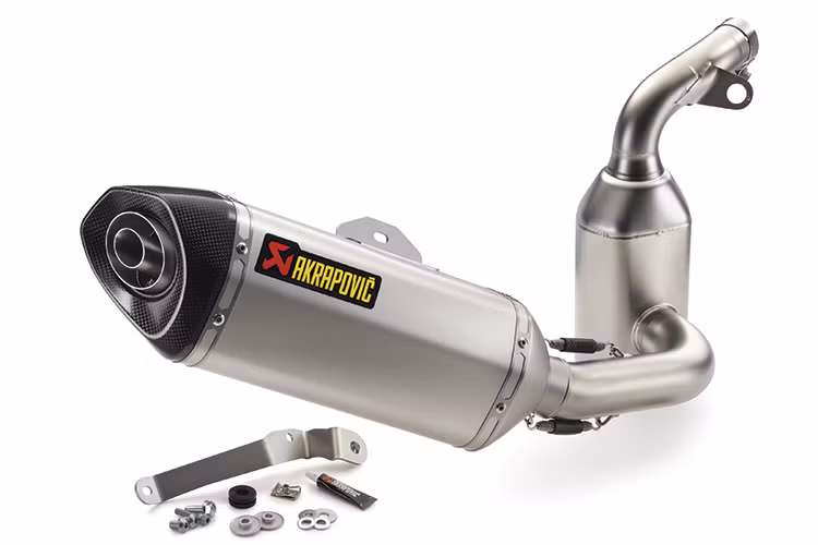 Thành công đầu tiên thật sự có tầm ảnh hưởng đến Akrapovic là vào năm 1993, khi đội đua Kawasaki của Đức sử dụng ống xả của ông trong giải đua Pro Superbike Championship dưới sự dẫn dắt của tay đua Jochen Schmidt.